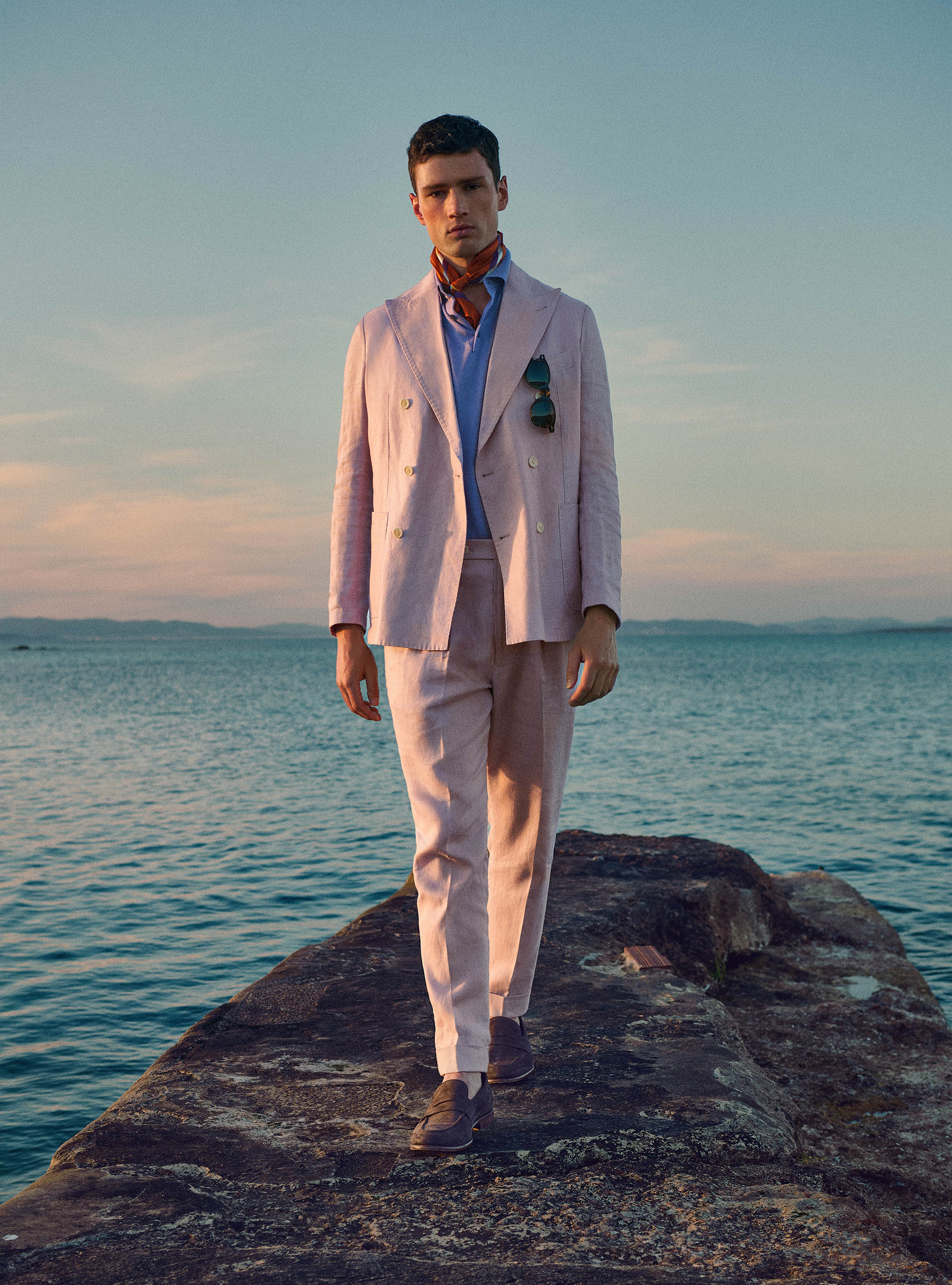 Abito doppiopetto in lino rosa, 